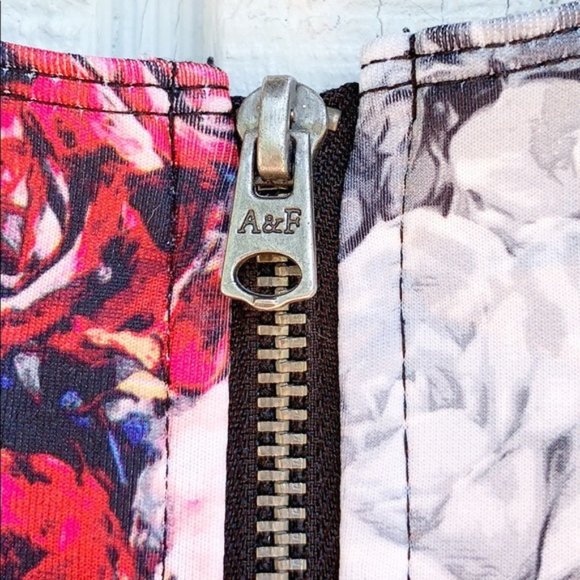 A&F | Floral BW & Color Zipped Crop Top - Picture 4 of 8